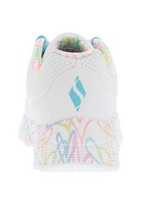 Sneaker bianco con un motivo a cuore colorato sulla suola, logo a forma di diamante blu e parte superiore bianca perforata. Foderatura pastello textured.
