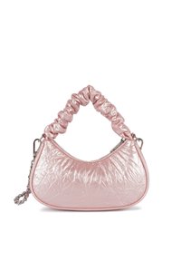 Borsa a spalla trapuntata rosa di forma arrotondata, con manico in tessuto arricciato, hardware in argento e chiusura con zip.