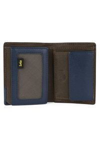 Billetera de cuero marrón y azul, que cuenta con un slot transparente para la identificación, compartimentos para tarjetas y un acabado texturizado con un detalle de marca en amarillo.