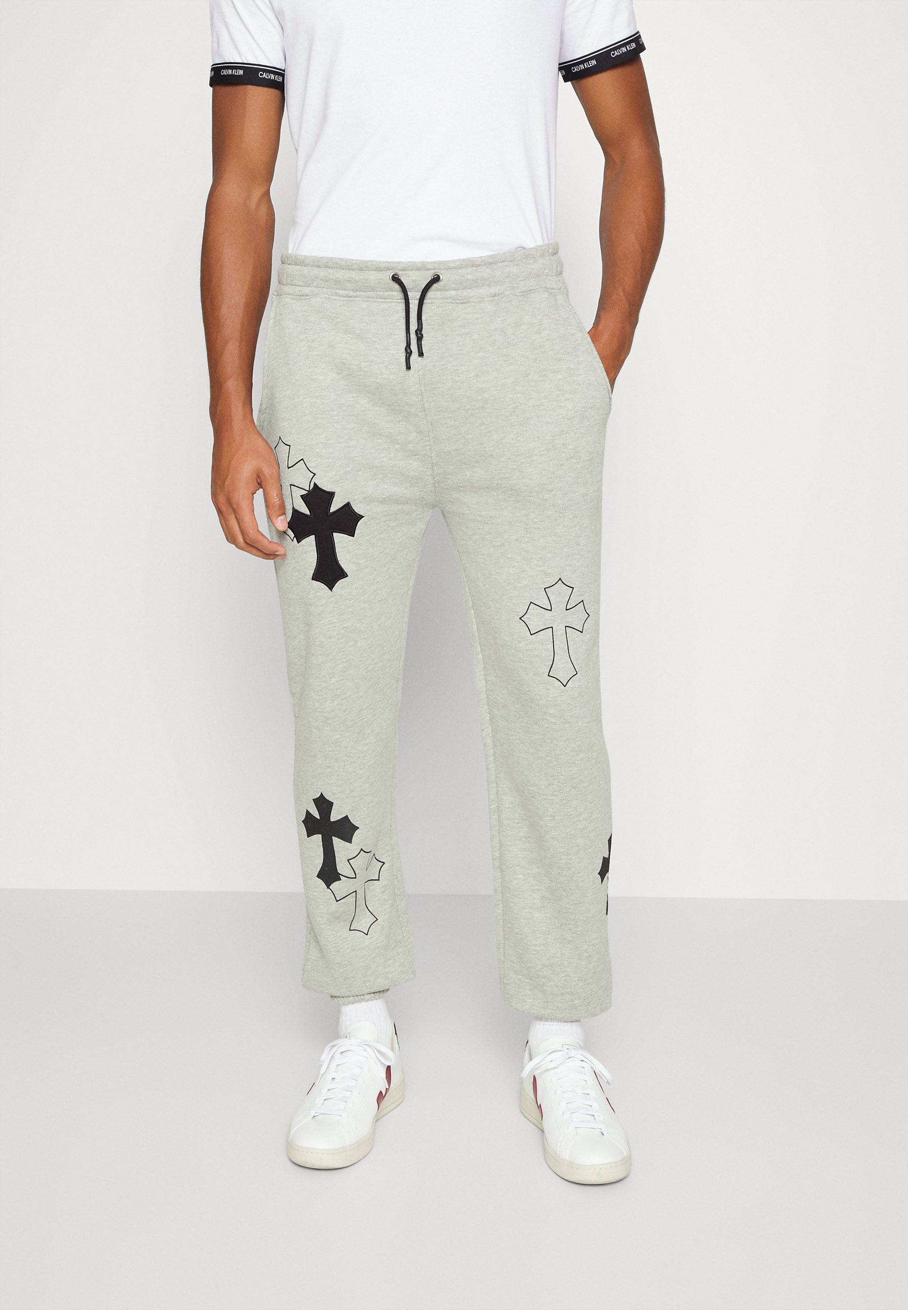 Mennace CROSS APPLIQUE JOGGER - Tracksuit bottoms - grey - Zalando.ie
