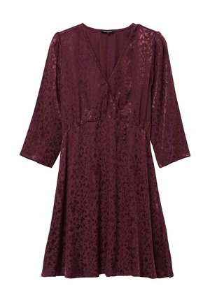 Vestido de color burdeos con estampado floral, que presenta un escote en V, mangas de tres cuartos y una falda acampanada con detalles de botones en la cintura.