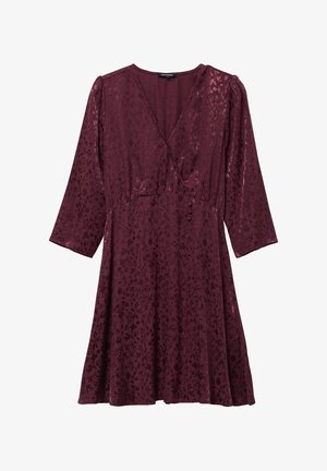 Vestido de color burdeos con estampado floral, que presenta un escote en V, mangas de tres cuartos y una falda acampanada con detalles de botones en la cintura.