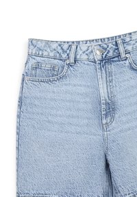 Shorts in denim azzurro chiaro con una finitura strutturata, dotati di chiusura a bottone, passanti per cintura e una tasca frontale sul lato sinistro.