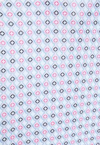 Mönstrad tyg med en geometrisk design med växlande rosa, blå, svarta och grå diamanter på en ljusblå bakgrund.