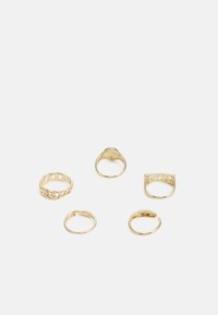 Conjunto de cinco anéis dourados com diversos designs: banda padronizada, formas suaves e torcidas, aberto nas extremidades e um estilo com topo plano.