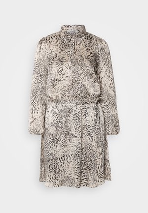 Krekla kleita bēšā audumā ar melnu abstraktu rakstu. Ar apkakli, pogu priekšpusi un sašaurinātu vidusdaļu ar jostu. Garas piedurknes.