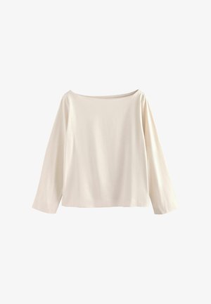 Chemise blanche cassée à manches longues avec un large col bateau et un ourlet droit, présentée sur un fond blanc.