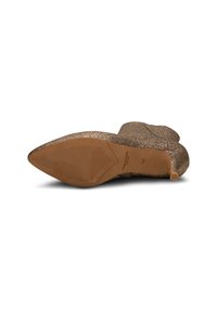 Botín brillante hasta el tobillo con punta afilada, tonos dorados y bronce, superficie texturizada y suela de goma con ranuras horizontales.