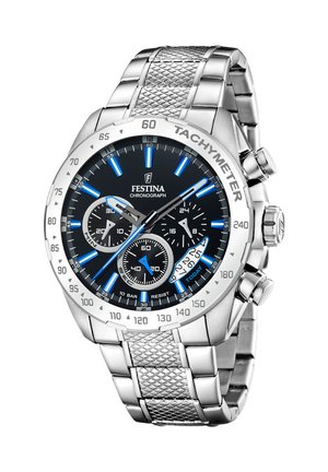 Montre chronographe avec un cadran noir, un bracelet en acier inoxydable maillé argenté, des accents bleus luminescents, une lunette tachymétrique et plusieurs sous-cadrans.