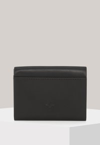 Tarjetero de cuero negro con textura suave, forma rectangular y detalle del logo embellecido en la parte frontal. Diseño minimalista.