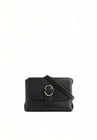 Borsa a tracolla in pelle nera con finitura strutturata, chiusura a scatto magnetica e dettaglio circolare in tonalità oro. Tracolla regolabile inclusa.