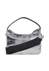 Borsa a tracolla argento realizzata in materiale lucido; presenta una parte superiore curva, una chiusura con zip e una tracolla nera con testo in rilievo.