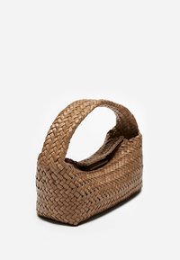 Petit sac à main en cuir tissé marron avec une courte poignée et un rabat de fermeture sur fond blanc.
