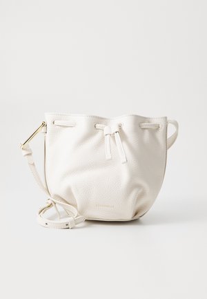 Borsa a secchiello bianca in pelle con finitura testurizzata, tracolla regolabile, chiusura a coulisse e dettagli in metallo dorato.