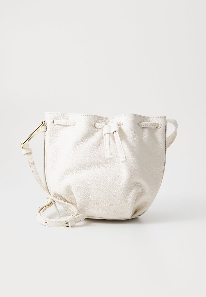 Borsa a secchiello bianca in pelle con finitura testurizzata, tracolla regolabile, chiusura a coulisse e dettagli in metallo dorato.