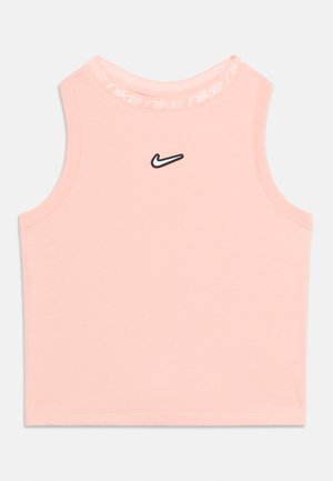 Ροζ κορυφή Nike χωρίς μανίκια με μαύρο λογότυπο swoosh στο κέντρο κάτω από τον λαιμό και επαναλαμβανόμενο κείμενο "Nike" στο εσωτερικό γιακά.