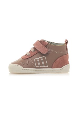 Zapatitos de niño pequeños de color marrón y rosa, tipo botines altos, con una cinta de Velcro, materiales de cuero y ante, suela de goma y detalle de logotipo blanco en el lateral.