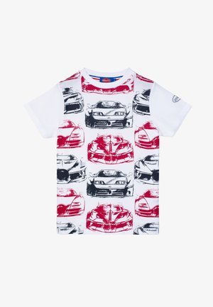 T-shirt bianca con un motivo grafico ripetuto di auto rosse e nere, maniche corte, collo rotondo e una morbida texture di tessuto.