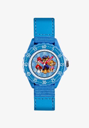 Blauwe kinderwatch met een ronde wijzerplaat. Heeft cartoonhondfiguren op een lichtblauwe achtergrond. Blauwe stoffen band met stiksel-details.