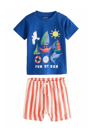 Camiseta de algodón azul con gráficos náuticos y la frase "DIVERSION EN EL MAR". Pantalones cortos a rayas rojas y blancas con cinturilla elástica y cordón.