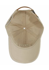 Béžová čiapka s oblúkovým okrajom, vyrobená z plátna. Má kožený pásik na zadnej strane, viditeľné vnútorné švy a ventilačné otvory.