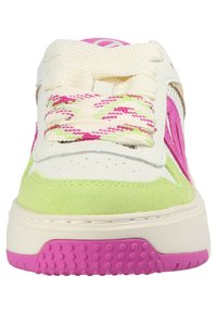 Sneaker mit einem oberen Teil aus weißem Leder, Akzenten aus pinkem und grünem Wildleder, strukturiertem pinkem Gummisohle und mehrfarbigen gewebten Schnürsenkeln.