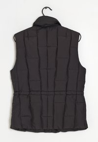 Ärmlös svart pufferväst med ståkrage, med quiltade stygn och cinched midja för en skräddarsydd passform. Slät textur genom hela.