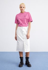 Carhartt WIP NELSON - Jednoduché tričko - magenta