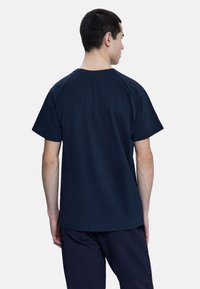 T-shirt blu navy a maniche corte con scollatura a girocollo, vestibilità comoda, tessuto morbido e dettagli di cucitura discreti. Adatto per l'abbigliamento casual.