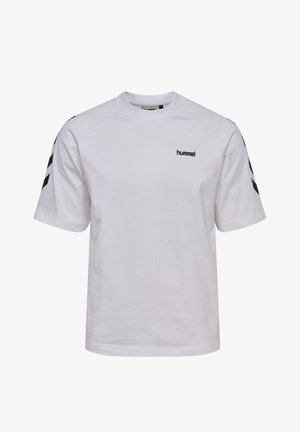 Biały bawełniany T-shirt z krótkimi rękawami, z czarnym logo i bocznymi paskami. Gładka faktura, luźny krój, okrągły dekolt, bez dodatkowych wzorów.