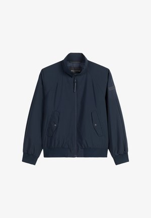 Marineblauwe bomberjack gemaakt van lichtgewicht stof, voorzien van een ritssluiting aan de voorkant, een hoge kraag, elastische boorden en twee zakken met drukknopen.