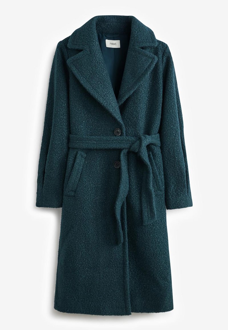 Manteau en laine texturée bleu sarcelle foncé avec larges revers, deux boutons, poches latérales et ceinture en tissu nouée à la taille.