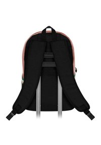 Mochila negra y de colores pasteles con correas ajustables, textura de tela y un respaldo reforzado. Cuenta con un asa en la parte superior y acentos laterales.