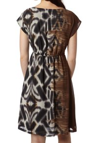 Robe à manches courtes, longueur aux genoux, présentant un mélange de motifs abstraits marron, noir et crème ; taille élastique avec une coupe décontractée.