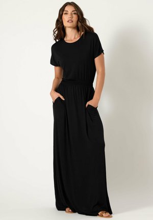Schwarzes Maxikleid mit kurzen Ärmeln, elastischem Taillenbund und seitlichen Taschen. Glatter Stoff mit fließendem Design und schlichter Silhouette.