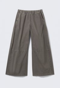 Pantalones de pierna ancha en un color gris apagado, hechos de tela suave, con cintura elástica y bolsillos laterales, con detalles de costuras.