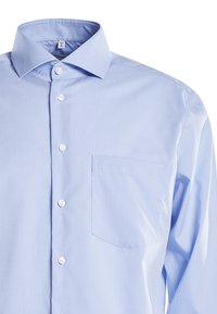 Camicia azzurra chiaro a maniche lunghe realizzata in tessuto liscio, con colletto strutturato, tasca sul petto e sei bottoni bianchi lungo la parte anteriore.