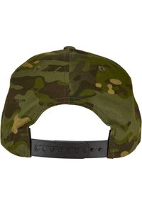Șapcă de baseball de camuflaj în nuanțe de verde și maro, având o curea plastică ajustabilă la spate și o suprafață din material texturat.