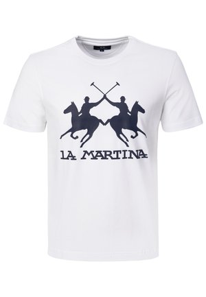 Maglietta bianca a maniche corte con grafica blu navy di due giocatori di polo a cavallo che incrociano le mazze sopra il testo "LA MARTINA".