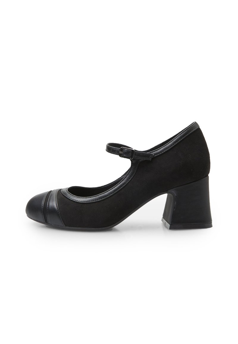 Czarne zamszowe buty Mary Jane z okrągłym noskiem, kontrastującą skórzaną nakładką na czubku, regulowanym paskiem z klamrą i kwadratowym obcasem.}}
