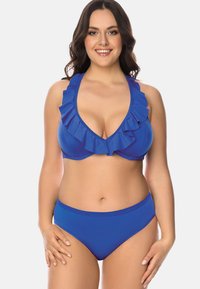 Set bikini blu con top a scollo a V profondo e dettagli arricciati, abbinato a un bottom a vita alta. Tessuto morbido e elastico.