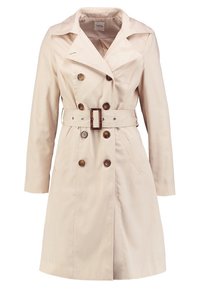 Trench coat beige hecho de tela suave, con un diseño de doble botonadura, grandes botones marrones y una cintura ceñida con cinturón.