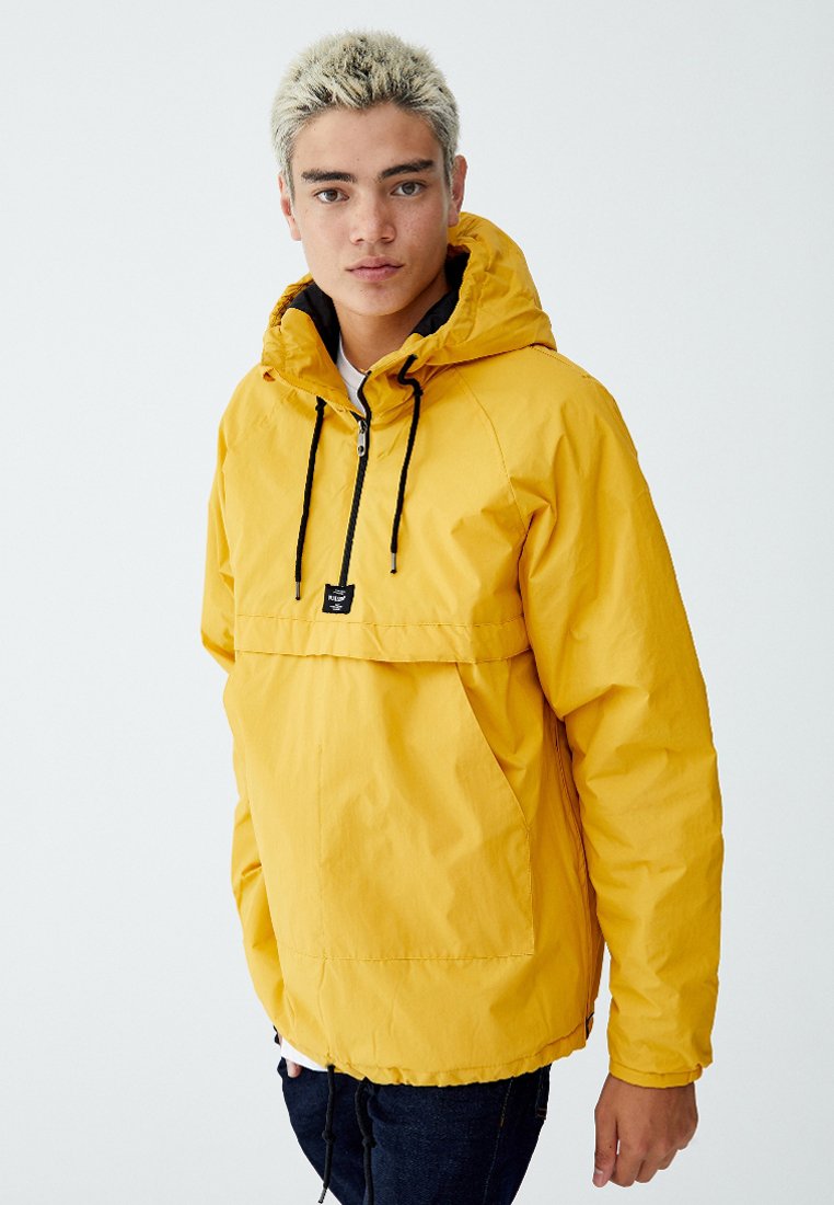 PULL&BEAR MIT BAUCHTASCHE UND KAPUZE Windbreaker yellow PULL&BEAR MIT BAUCHTASCHE UND KAPUZE Windbreaker yellow