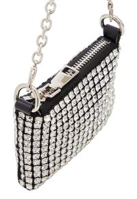 Borsa a mano in tessuto nero ricoperta di cristalli trasparenti, con una tracolla in catena argento e una chiusura superiore con cerniera in metallo.