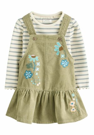 Grøn fløjlsdress med blå og lyserød blomsterbroderi over en cremefarvet og blå stribet langærmet skjorte til en småbarn.