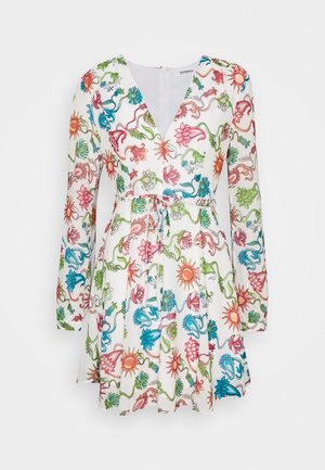 Robe blanche à manches longues, décolleté en V, taille cintrée et motif floral aux teintes de rose, bleu, vert et orange. Présente une jupe évasée.