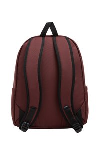 Zaino bordeaux con cinghie nere, manico superiore e tessuto texture. Presenta tasche laterali e un logo distintivo.