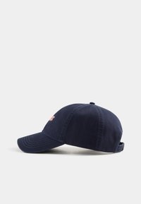 Marineblå baseball Caps med buet skygge, justerbar stropp bak, og rødt brodert logo på venstre frontpanel.