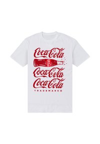 Bílá bavlněná tričko s několika červenými logy Coca-Coly a ilustrací vintage láhve, spolu s textem "TRADEMARK®" na dně.