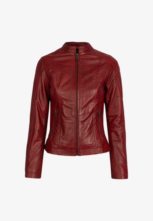 Rdeča usnjena jakna z gladko teksturo, prilegajočem dizajnu, visokim ovratnikom in zadrgo spredaj. Ima dva stranska žepa z zadrgo.